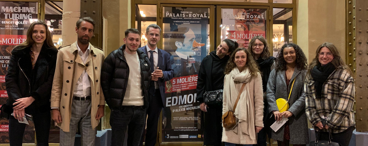 Les étudiants de la Prépa Talents devant le théâtre du Palais royal Les étudiants de la Prépa Talents devant le théâtre du Palais royal