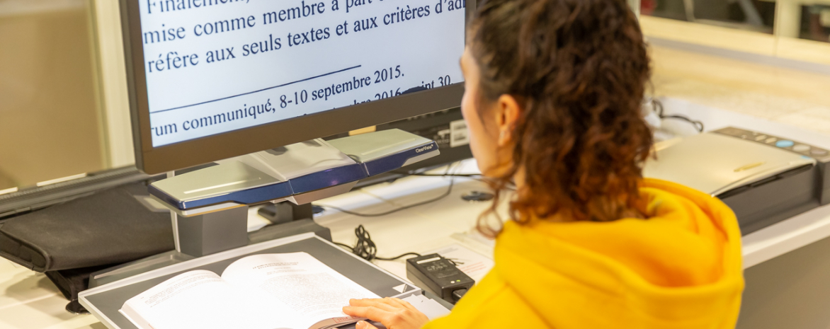 Accessibilité (liseuse) à la bibliothèque du centre Assas, Université Paris 2 Panthéon-Assas accessibilite-handicap-liseuse-bibliotheque-assas-paris