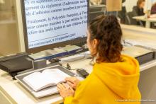 accessibilite-handicap-liseuse-bibliotheque-assas-paris